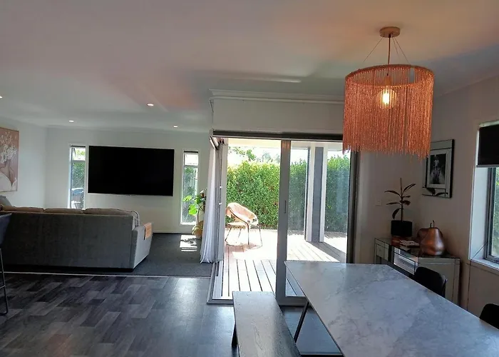 Owhata Oasis In 5brm With & Pizza Oven